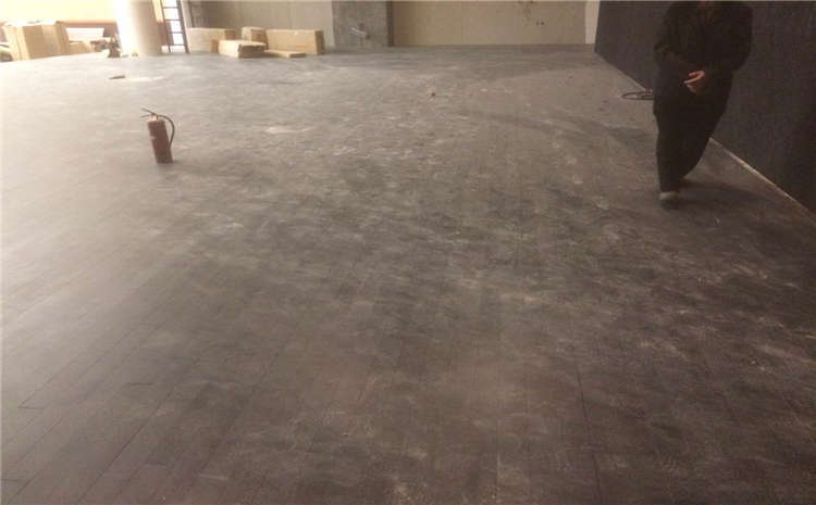 學校木地板籃球場怎么維修?