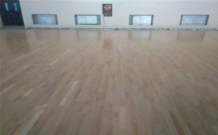 五角楓風雨操場地板怎么維修?