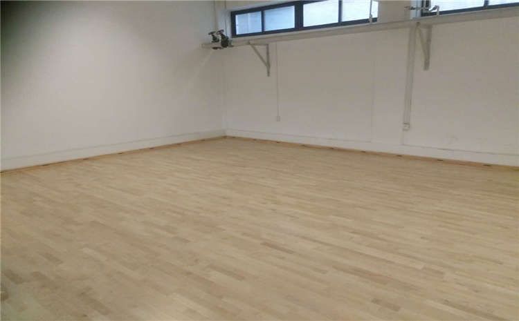 松木運動體育地板造價是的多少?