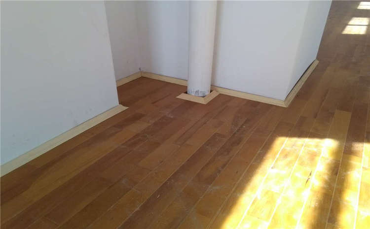 學校籃球館木地板多少錢一平米?