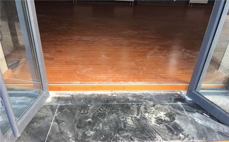 運動木地板的原木色澤是什么？