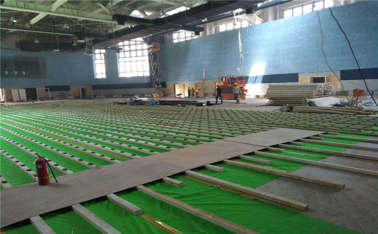 造價是的多少？楓樺木體育木地板