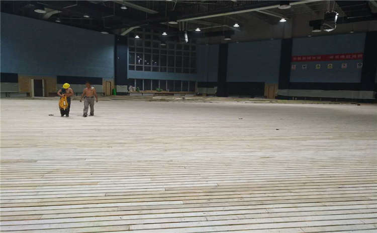 學校體育館實木地板**是多少錢？