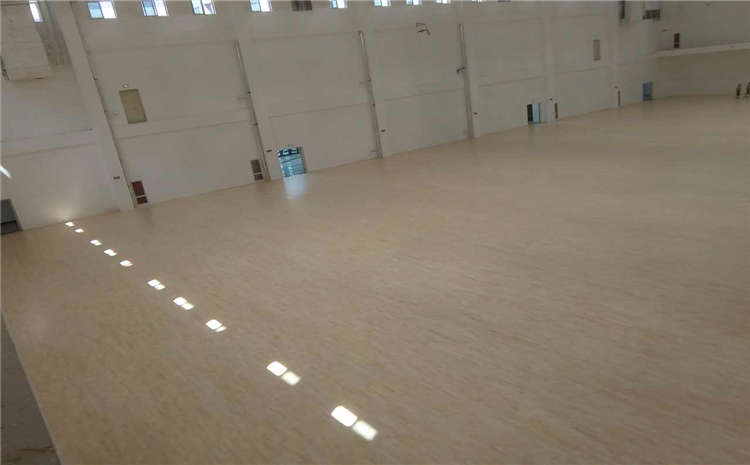 實木運動地板單層龍骨結構系統合算嗎？