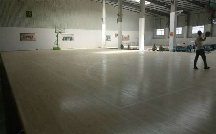 五角楓木地板籃球場**是多少錢？