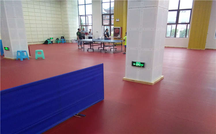 楓木運動體育地板怎么翻新
