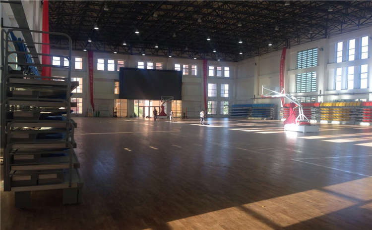 五角楓木地板籃球場怎么翻新
