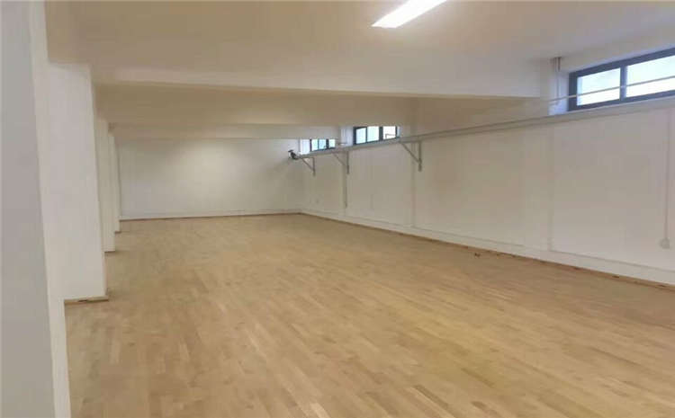 五角楓風(fēng)雨操場地板價(jià)格是多少錢?