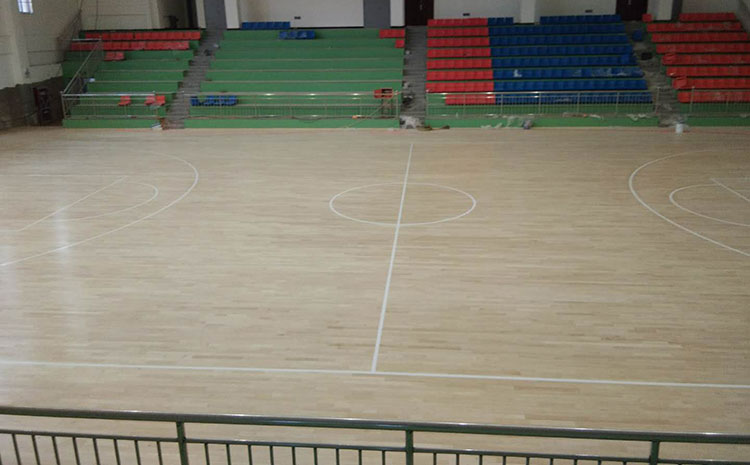 專業的木地板籃球場造價是的多少？