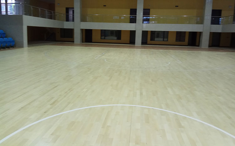 指接板風雨操場地板怎么翻新？