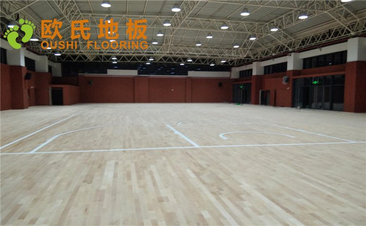 江蘇徐州樹(shù)恩中學(xué)籃球館健身房木地板圖片