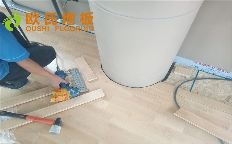 新疆克拉瑪依市獨(dú)山子虹園小區(qū)體育館木地板項(xiàng)目——?dú)W氏實(shí)木運(yùn)動(dòng)地板